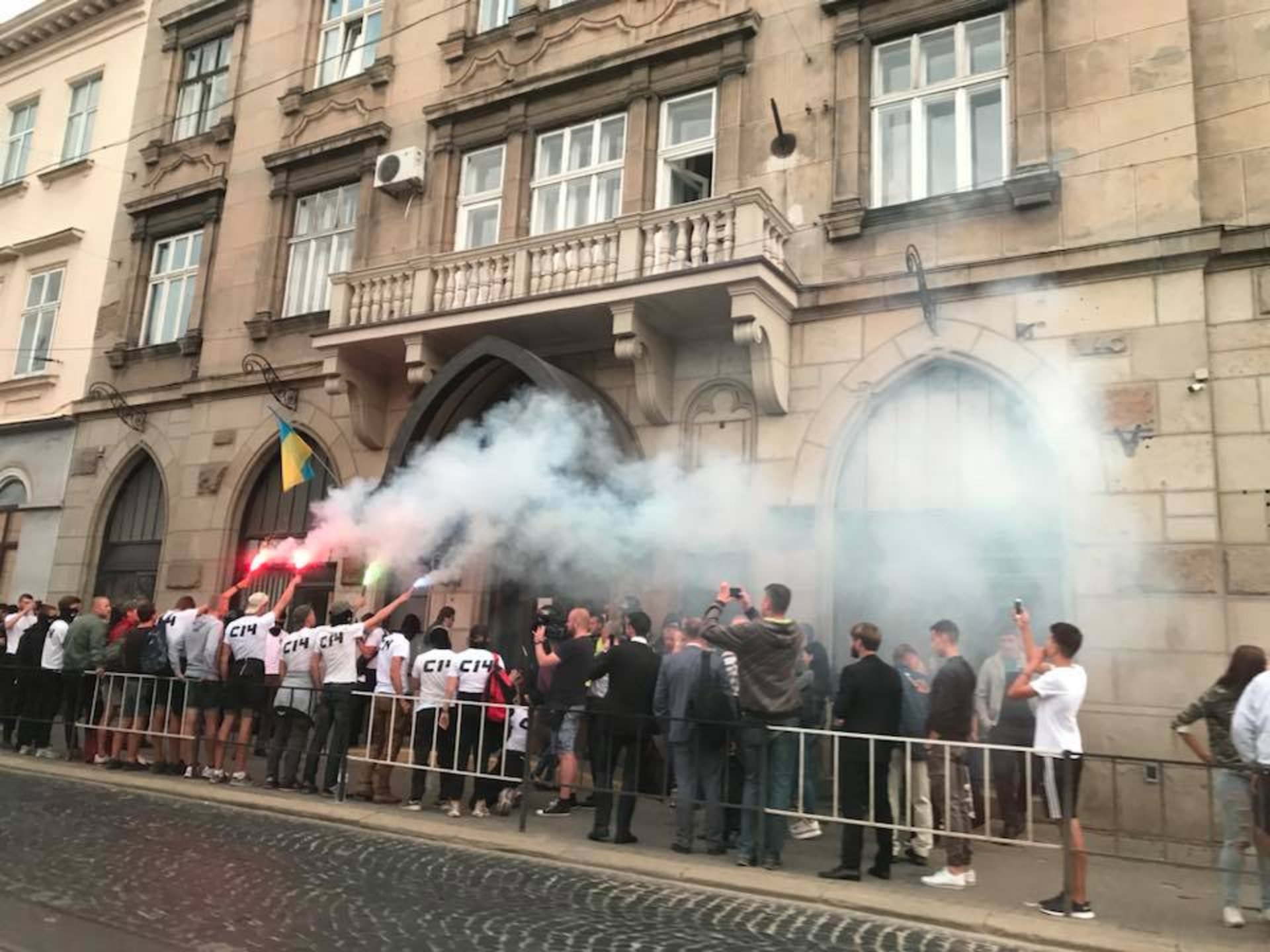 У Львові пікетували суд. Фото Варта-1