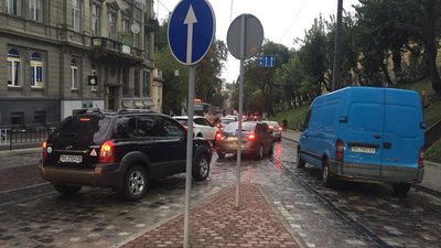 У Львові через просідання землі на вулиці ускладнено рух транспорту (ВІДЕО)