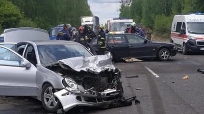 На Волині зіштовхнулися два легковики та вантажівка (ФОТО, ВІДЕО)