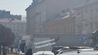 У центрі Львова вантажівка заблокувала рух
