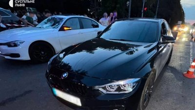У Львові чоловік із дитиною переходив дорогу на червоне світло (ВІДЕО)