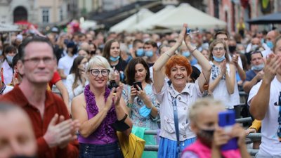 Коронавірус: у Львові на площі Ринок виступають Брати Гадюкіни (ФОТО)