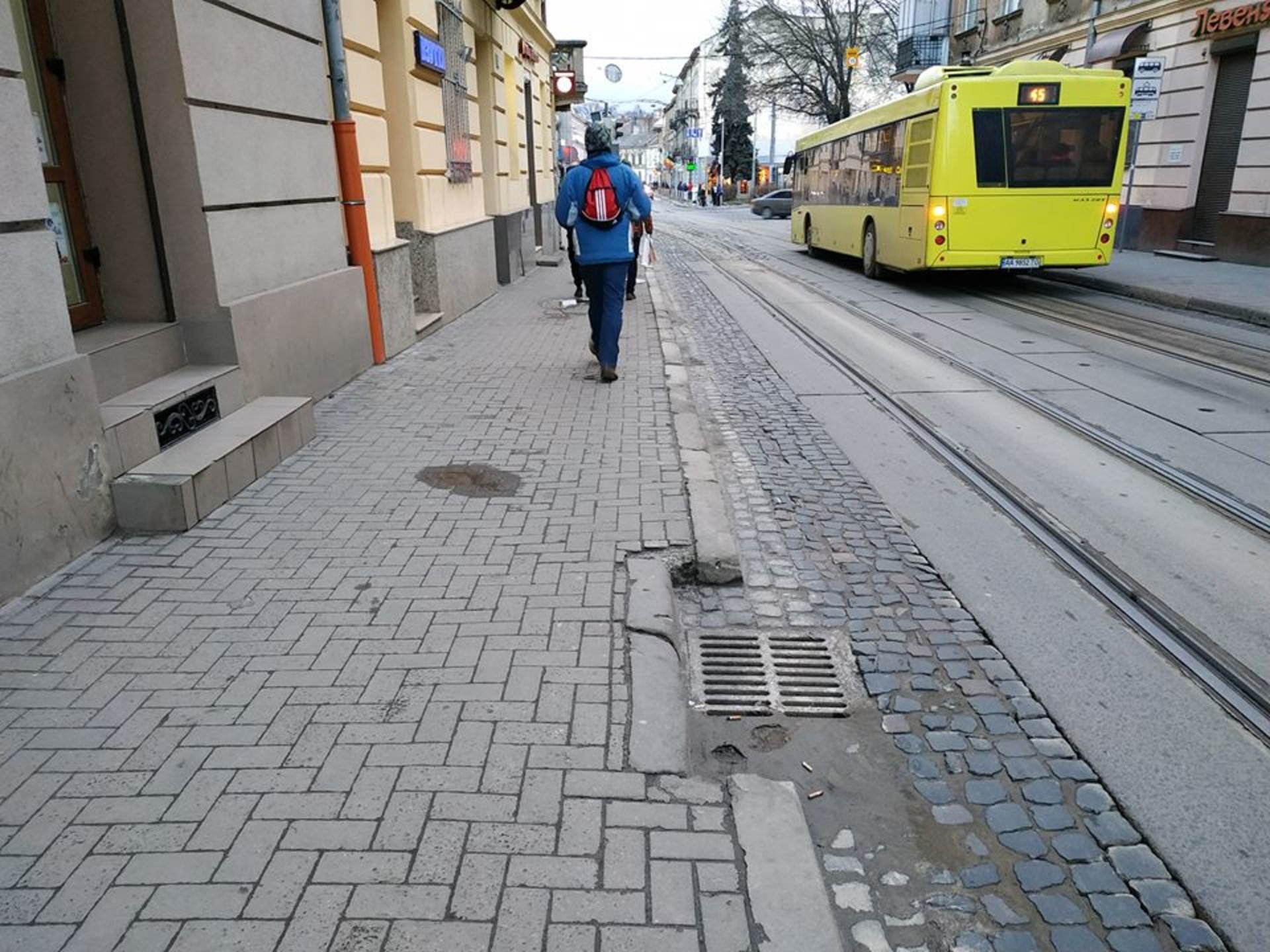 У Львові на Франка хочуть встановити стовпчики. Фото: Зручне місто.