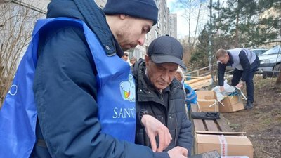 У Львові волонтери допомагали постраждалим від ракетної атаки (ФОТО)