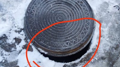 У Львові на тротуарі виникла небезпека для пішоходів