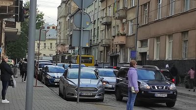 У Львові через ремонт на Бандери зупинився рух на ближніх вулицях (ФОТО)