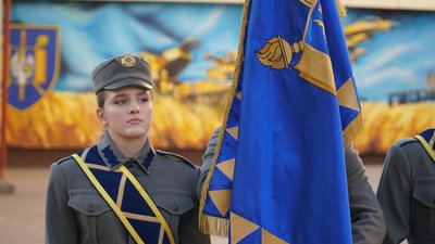 Уперше в історії прапороносцем Ліцею імені Героїв Крут стала дівчина