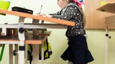 У декількох школах Львова для школярів встановили парти для стояння (ФОТО)