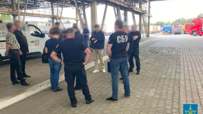 На Львівщині митник збирав із автомобілів по 200 євро (ФОТО)