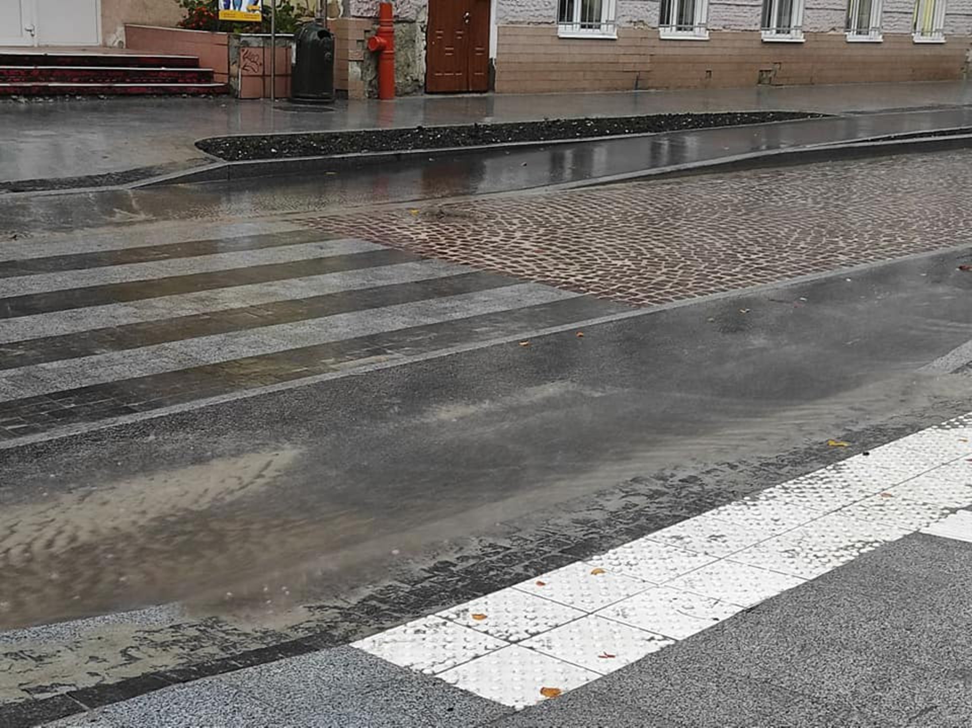 У Львові затоплює вулицю Пекарську, фото Зручне місто