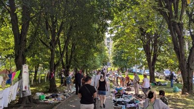 У Львові вулиця перетворилась на стихійний ринок