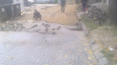 У Львові з вулиці Парфановичів забирають історичну бруківку (ФОТО)