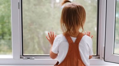 На Львівщині 4-річна дівчинка випала з третього поверху