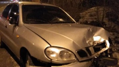 У Львові неадекватний водій «перелетів» чотири смуги і зніс знаки на острівку безпеки (ФОТО)