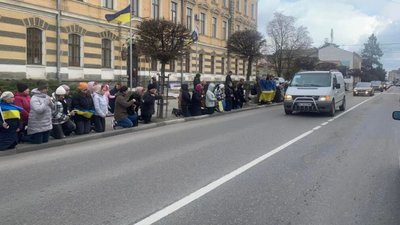 Стрий на колінах зустрів Героїв України (ФОТО)