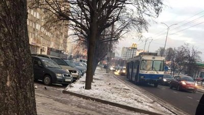 У Львові у тролейбуса тріснуло колесо (ФОТО)