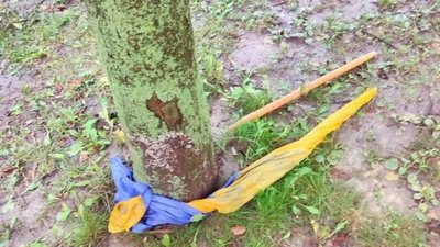У Рівному чоловік зірвав прапор, щоб витерти автомобілі (ФОТО)