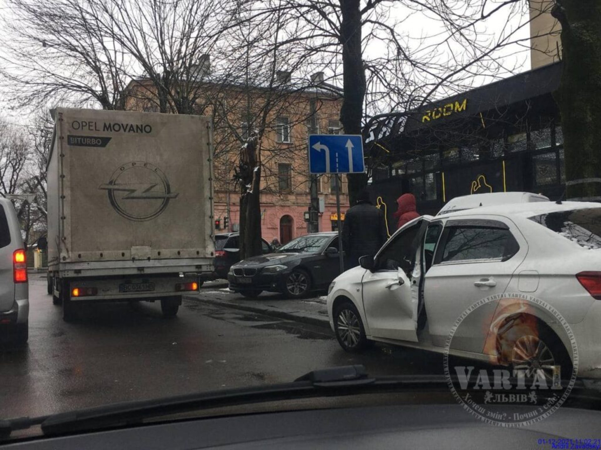 У Львові вантажівка подряпала автомобіль