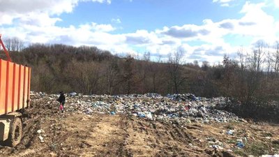 На Львівщині комунальники скидають в урочище сміття  (ФОТО)