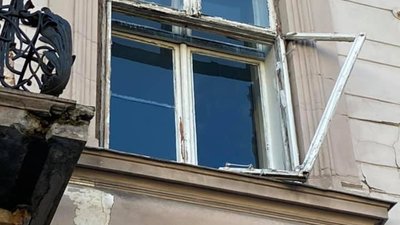 У центрі Львова на пішоходів можуть впасти аварійні вікна (ФОТО)