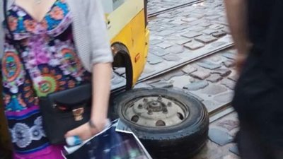 У Львові у маршрутки відлетіло колесо (ФОТО)