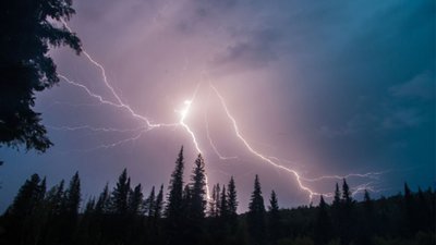 На Львівщині блискавка влучила у будинок (ФОТО)