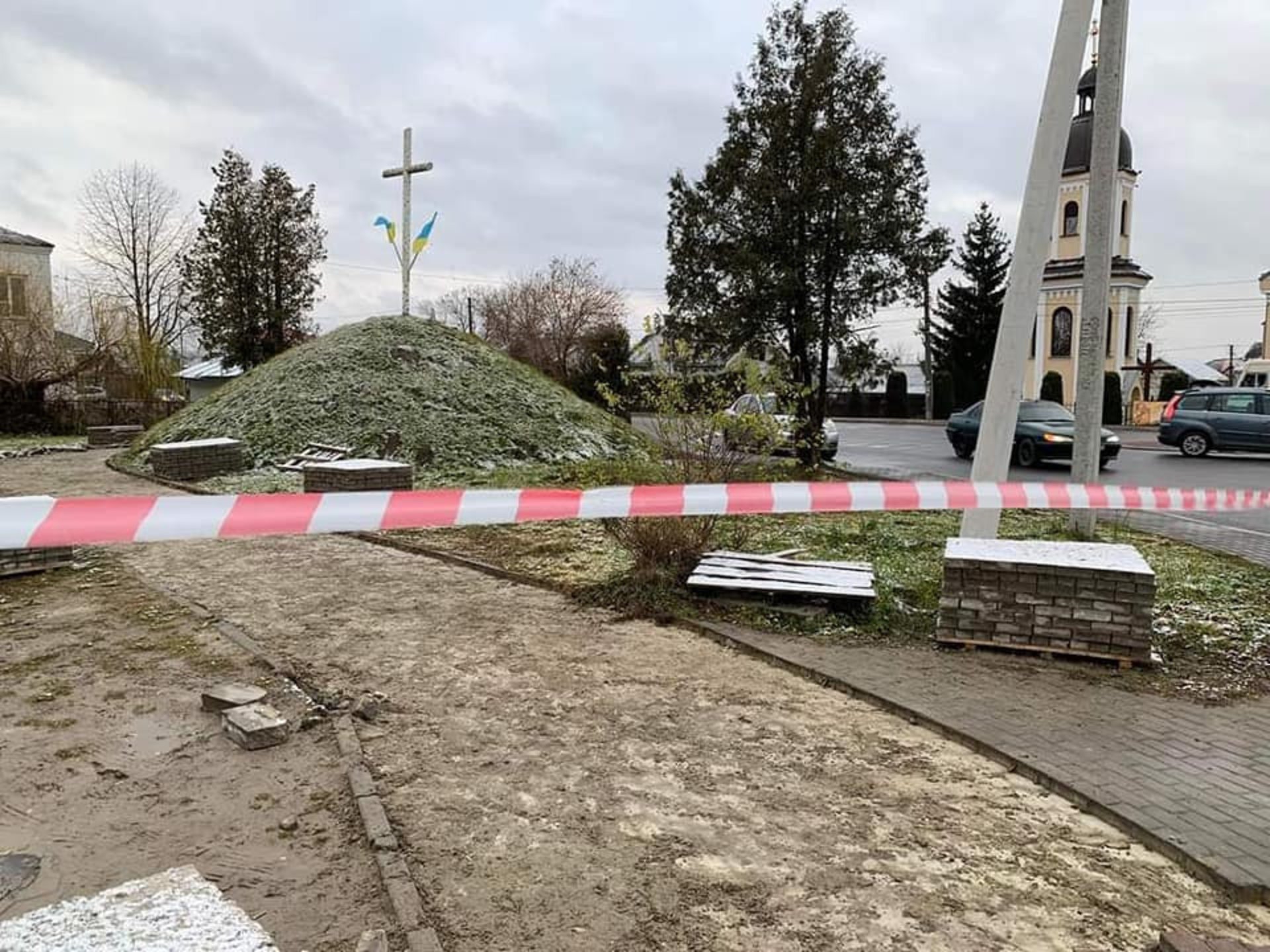 У Пустомитах знищили могилу Борцям за волю України, фото Роман Грицьків