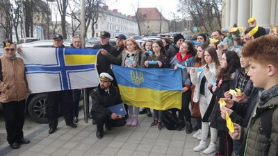 Як у Львові мирною акцією підтримали захоплених українських моряків (ФОТО)