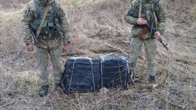 На кордоні з Польщею затримали контрабандистів з 40 ящиками сигарет (ФОТО)