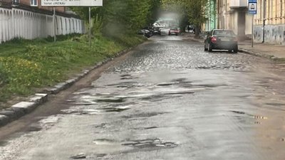 У Львові просять залатати ями на вулиці Залізничній (ФОТО)
