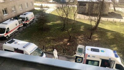 У Львові вишикувалась черга "швидких допомог", які привезли хворих на COVID-19 (ФОТО)