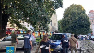 У Львові викрито двох псевдоволонтерів на продажі автомобілів для потреб ЗСУ