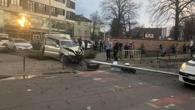 Lexus на великій швидкості протаранив автомобілі у Львові, - подробиці (ФОТО)