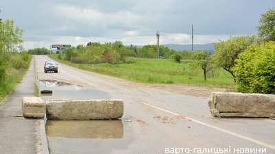 На Львівщині невідомі демонтували бетонні блоки на перекритій трасі до Трускавця (ФОТО)