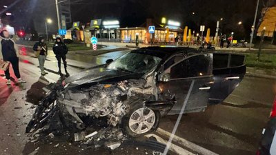 У Львові у спальному районі не розминулись автомобілі
