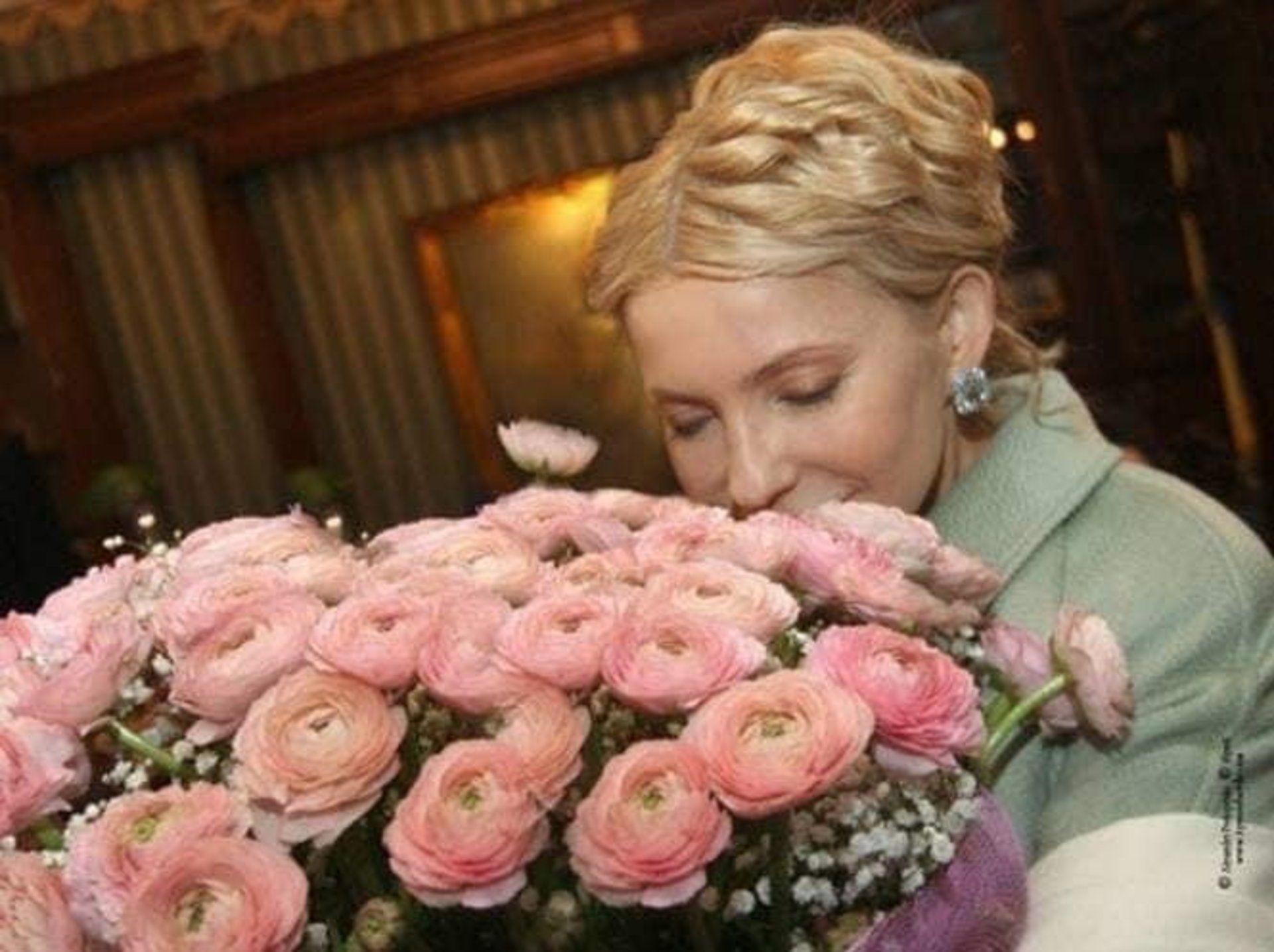 Тимошенко із квітами. Фото із ФБ-сторінки Наталії Тимчій