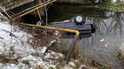 На Волині автівка злетіла в річку, двоє людей загинули