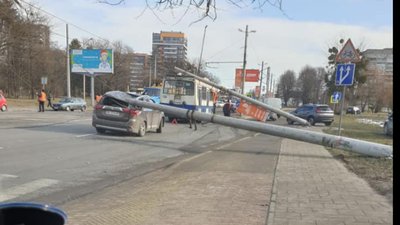 У Садового не знають, чому електроопори впали на проїжджу частину (ФОТО)