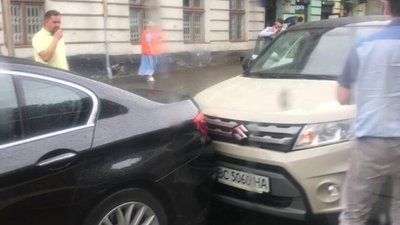 На Городоцькій у Львові у дощ не розминулись автомобілі (ФОТО)