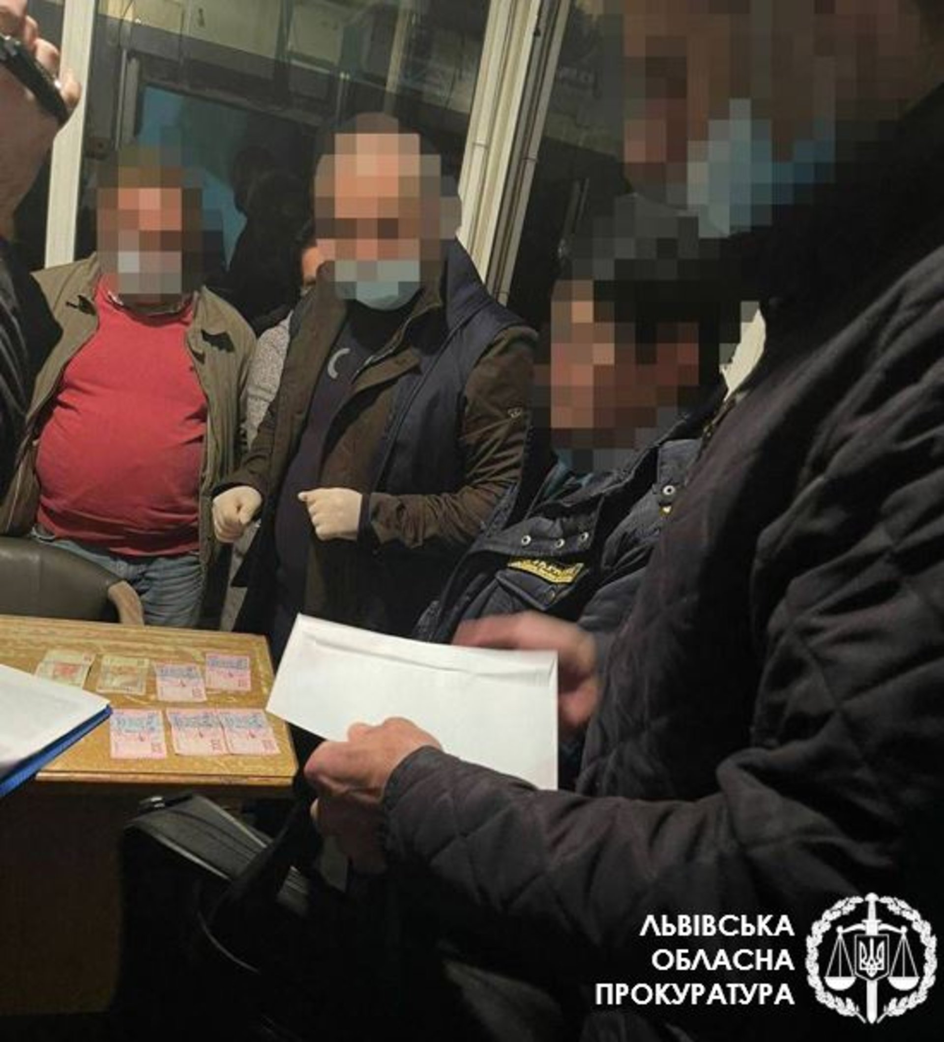 Вимагали хабарі за безперешкодне митне оформлення товарів – викрито двох інспекторів Львівської митниці