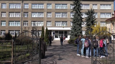На Прикарпатті учнів 5-11 класів повернулися за парти (ВІДЕО)