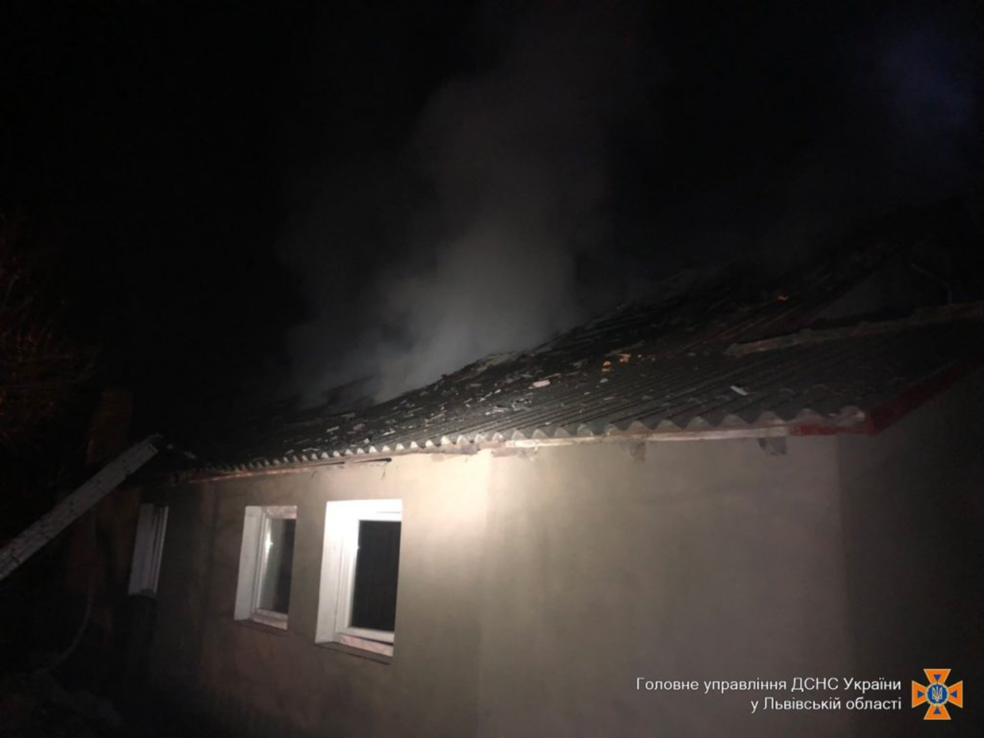 На Жовківщині ліквідували пожежу у житловому будинку. Фото Головне управління ДСНС у Львівській області.
