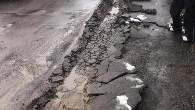 У Куликові вантажівка пошкодила тротуар (ФОТО)