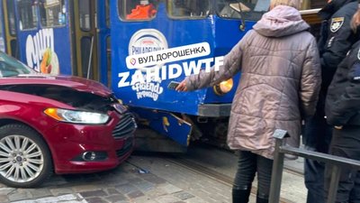 У центрі Львова автомобіль не розминувся із трамваєм