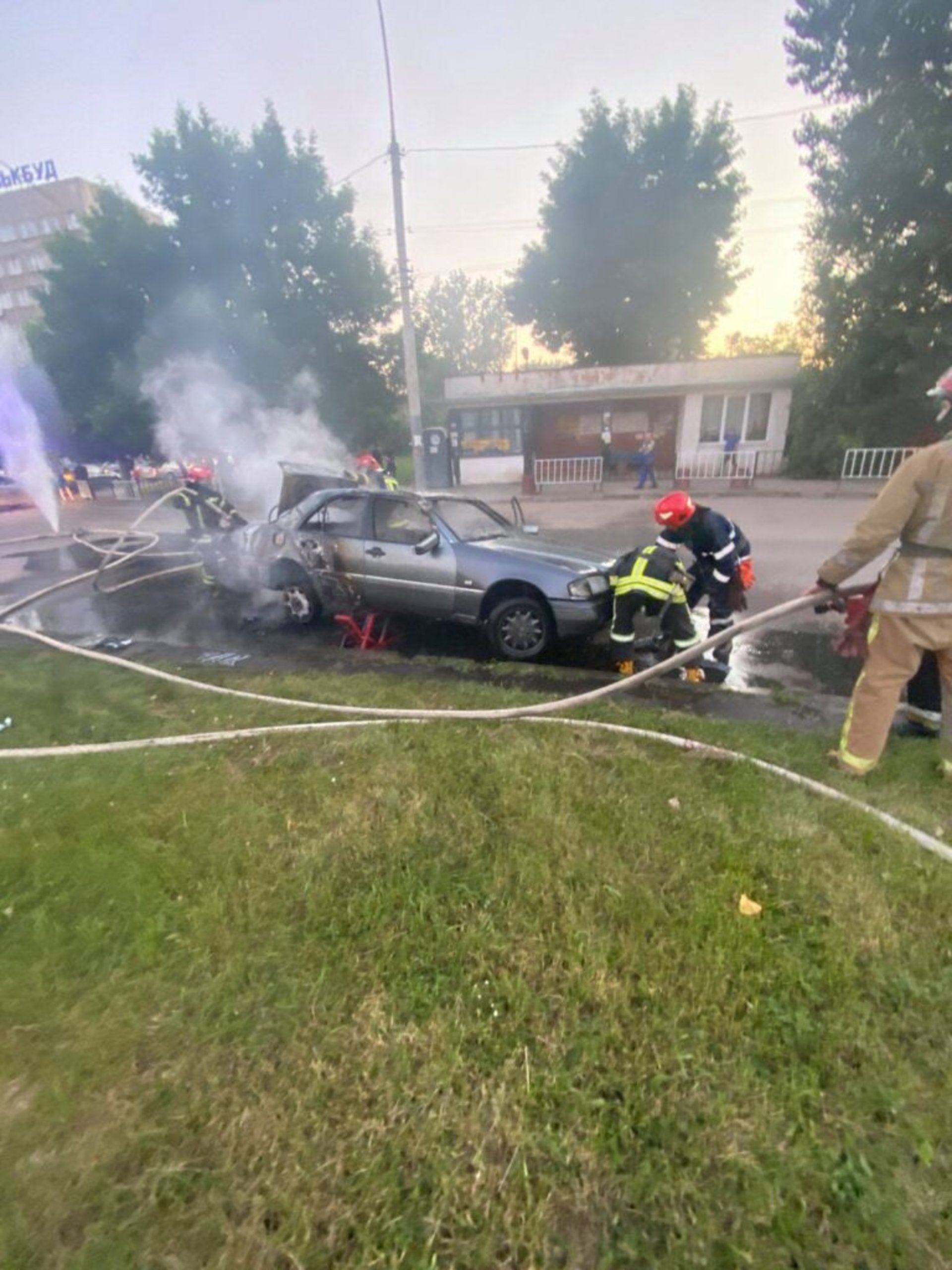 У Львові через пожежу в автомобілі водій отримав опіки, фото ДСНС Львівщини