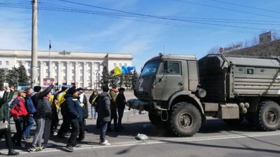 Загарбники запускають у Херсоні російський інтернет та перевозять до міста свої сім`ї