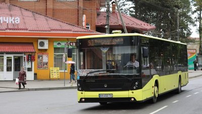У Львові комунальний автобус возить пасажирів безкоштовно