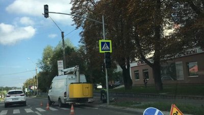 У Львові на вулиці Княгині Ольги встановлюють світлофор (ФОТО)