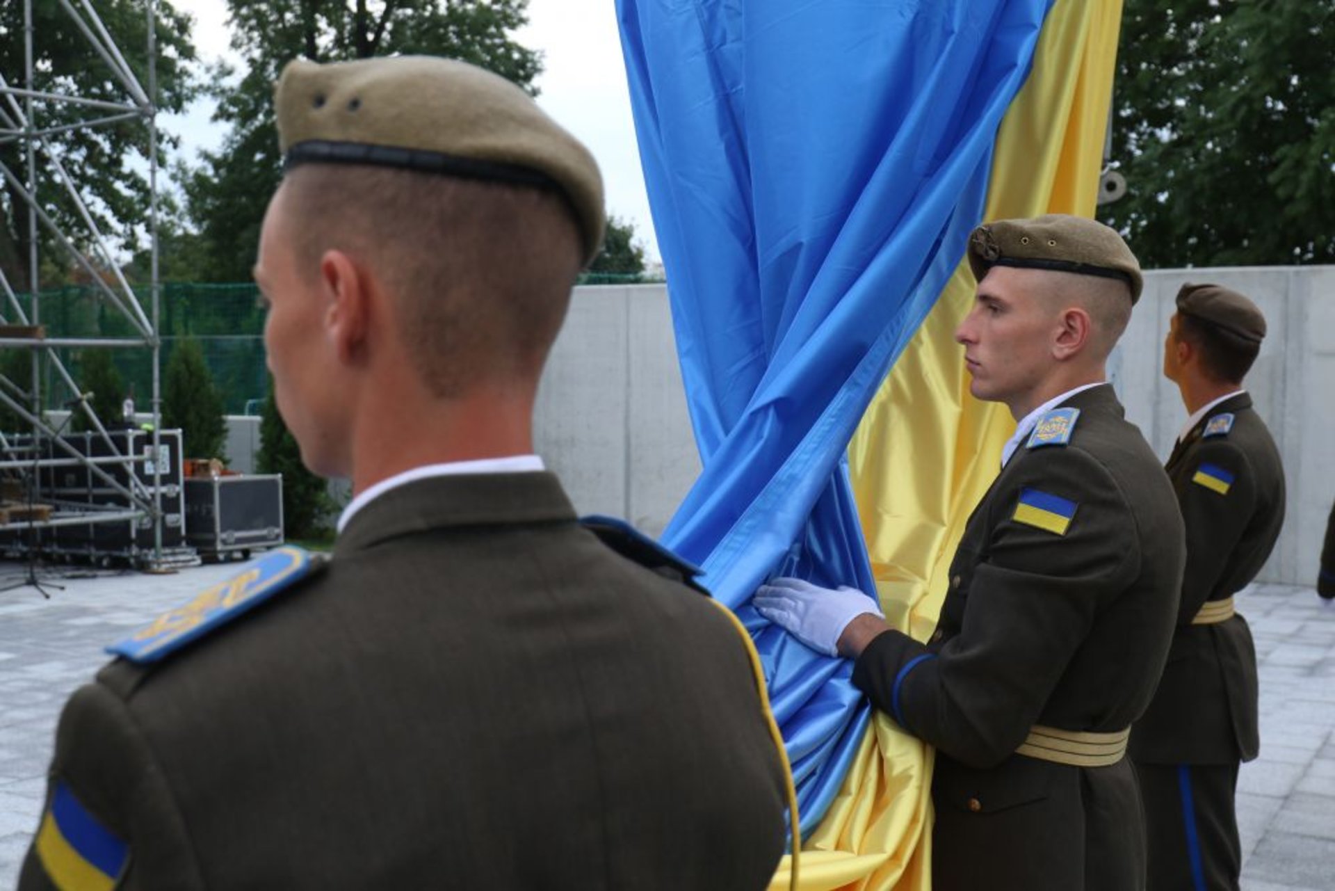 У Львові на найбільшому флагштоку за 12 млн грн урочисто підняли прапор України, фото ЛМР
