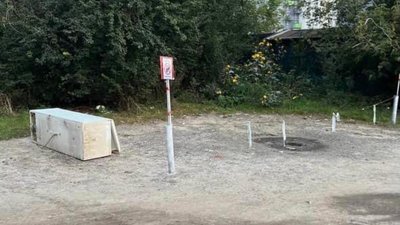 У Львові на парковці відпочиває холодильник